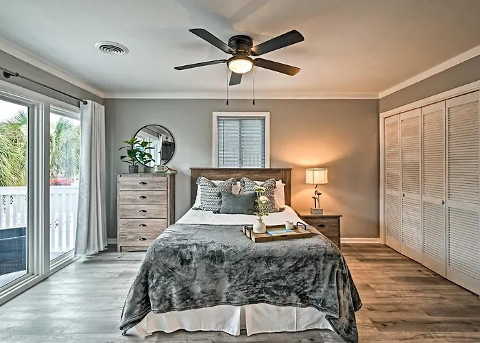 Surfside Beach Couples Retreat With Balcony!